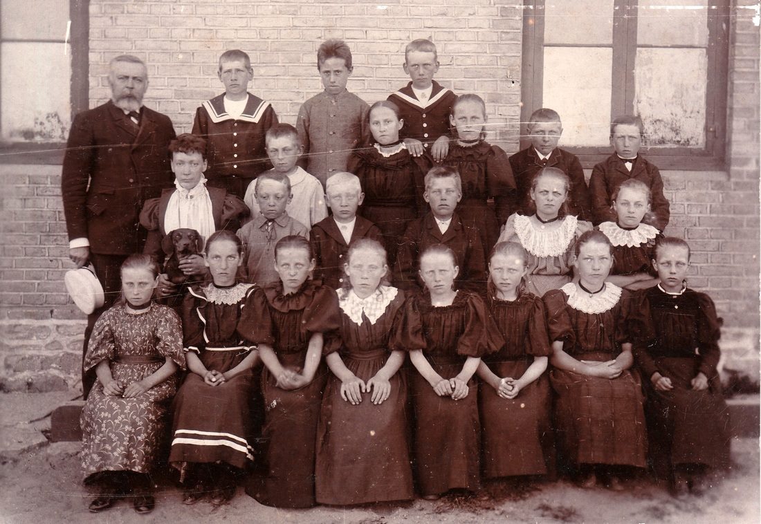 Dette er Poulsker Østre Skole, læreren er H. C. Holm og lærerinden er E. Andersen (Erik Gornitzkas billede)